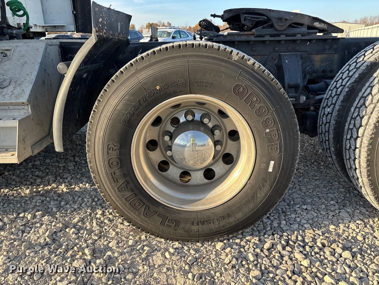 image for item YA1473 2017 Kenworth  T680 semi truck