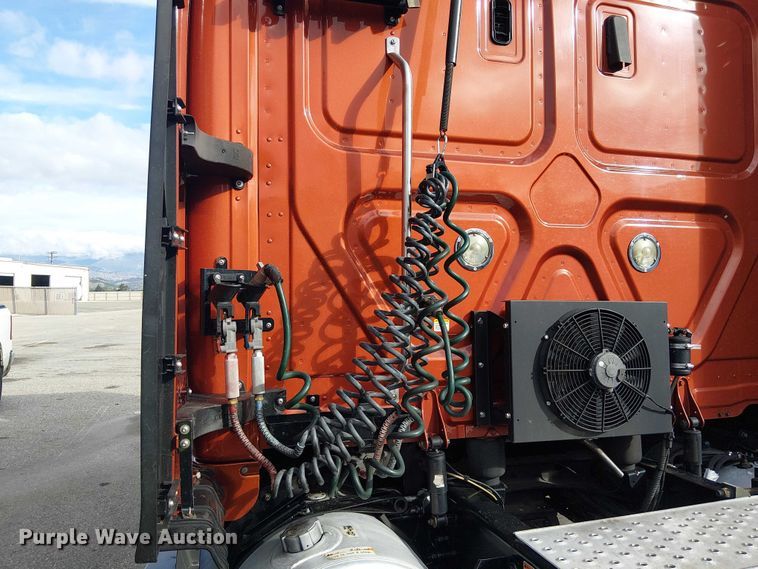 image for item YA1484 2020 Freightliner Cascadia semi truck