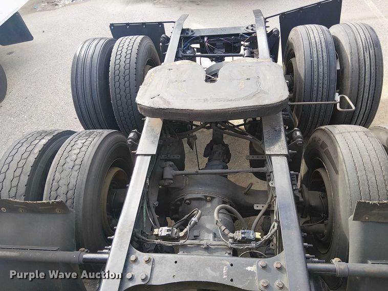 image for item YA1484 2020 Freightliner Cascadia semi truck