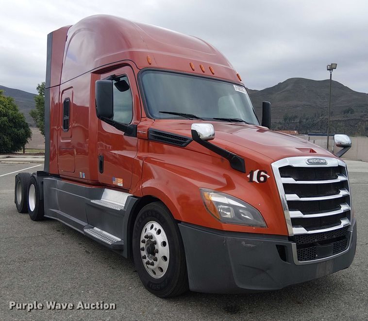 image for item YA1484 2020 Freightliner Cascadia semi truck