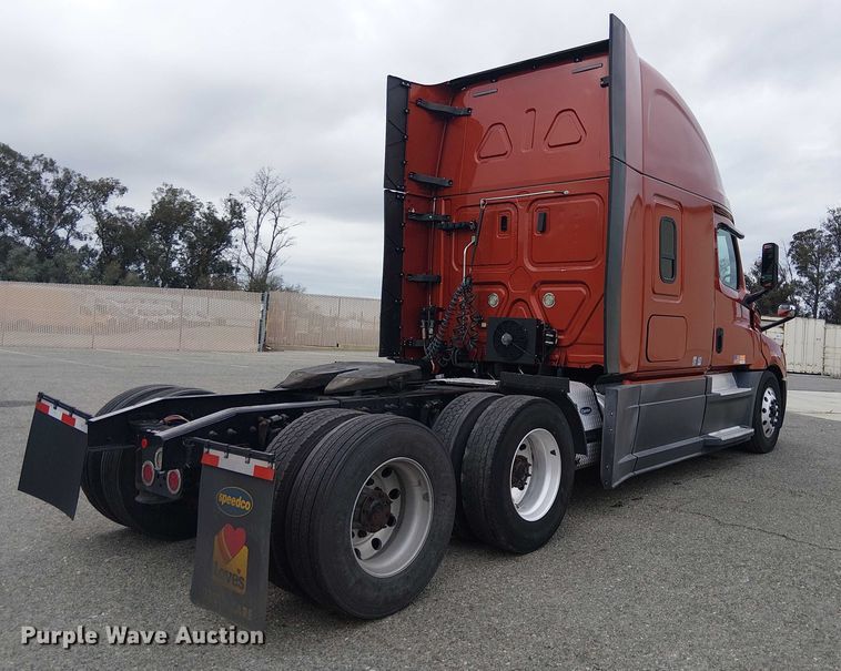 image for item YA1484 2020 Freightliner Cascadia semi truck