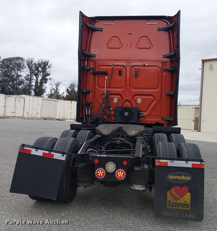 image for item YA1484 2020 Freightliner Cascadia semi truck