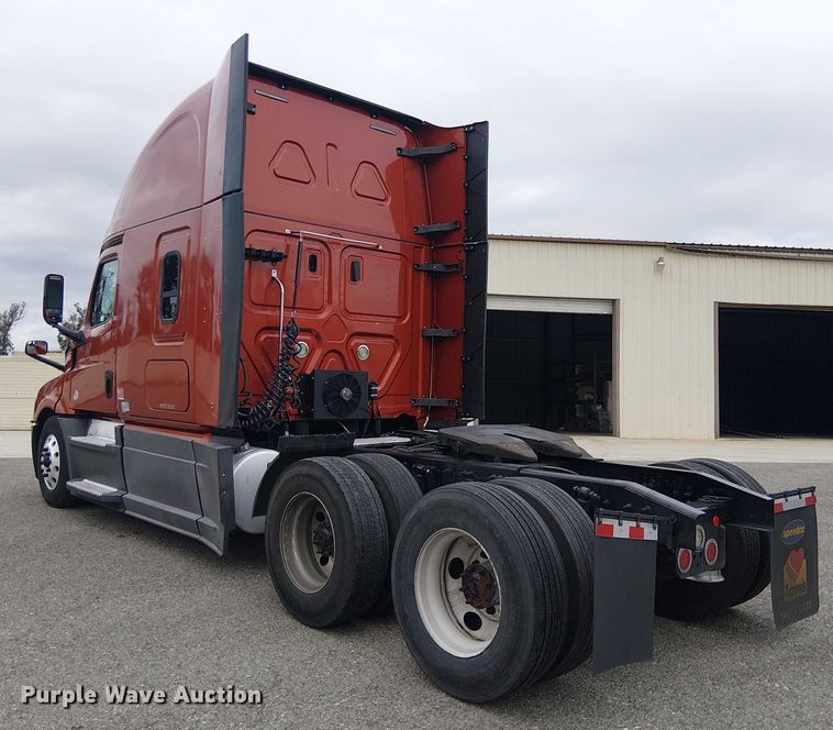 image for item YA1484 2020 Freightliner Cascadia semi truck