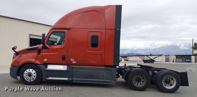 image for item YA1484 2020 Freightliner Cascadia semi truck