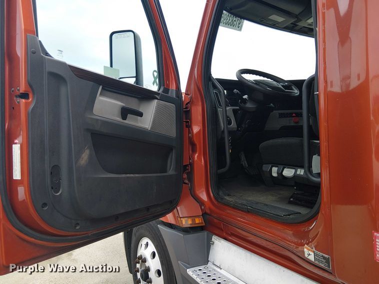 image for item YA1484 2020 Freightliner Cascadia semi truck