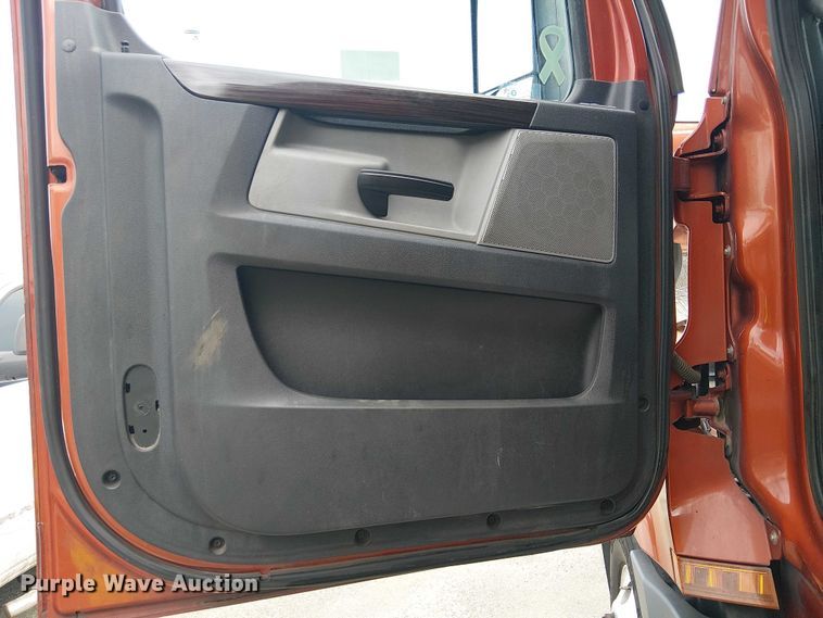 image for item YA1484 2020 Freightliner Cascadia semi truck