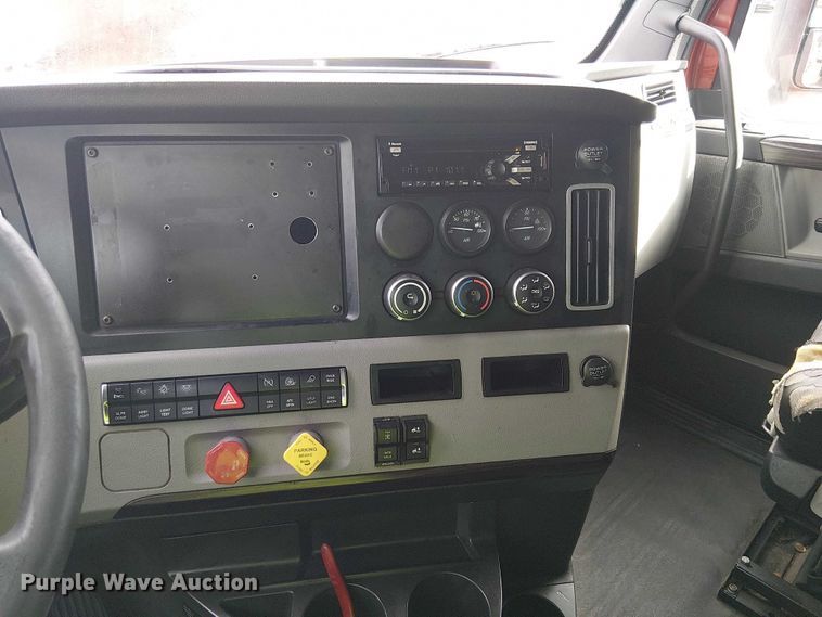 image for item YA1484 2020 Freightliner Cascadia semi truck