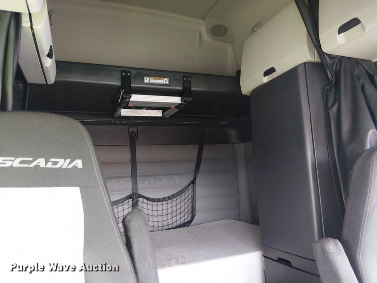 image for item YA1484 2020 Freightliner Cascadia semi truck