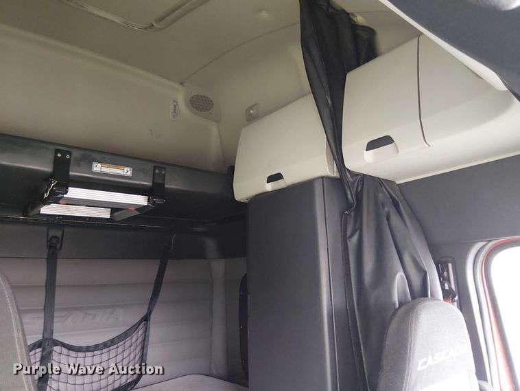 image for item YA1484 2020 Freightliner Cascadia semi truck