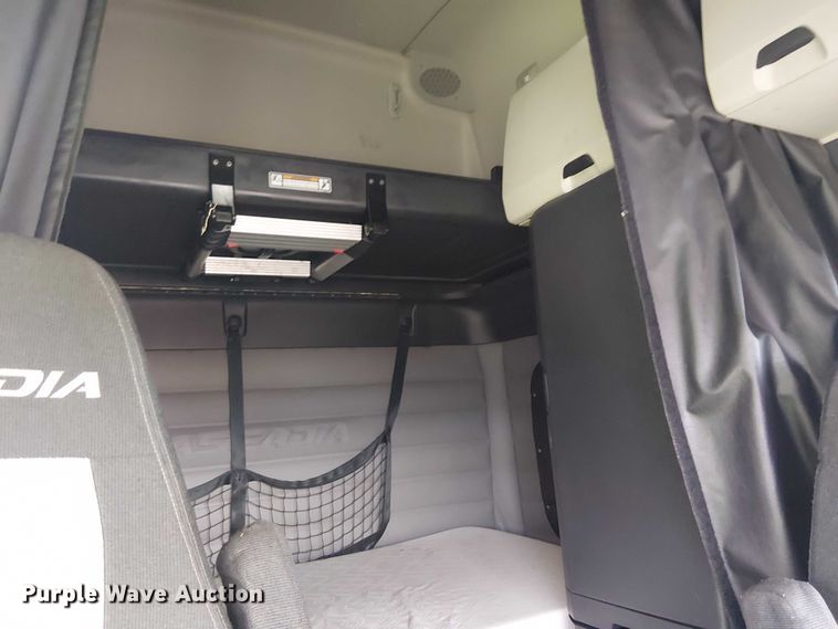 image for item YA1484 2020 Freightliner Cascadia semi truck