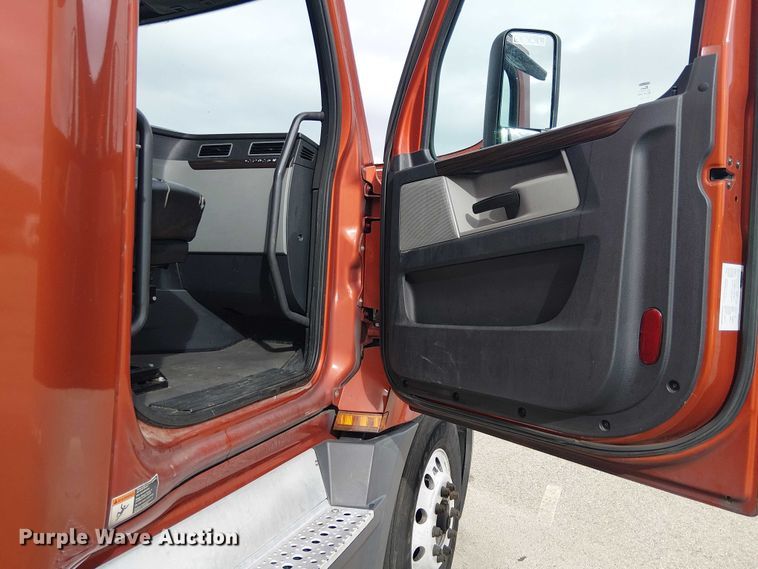 image for item YA1484 2020 Freightliner Cascadia semi truck