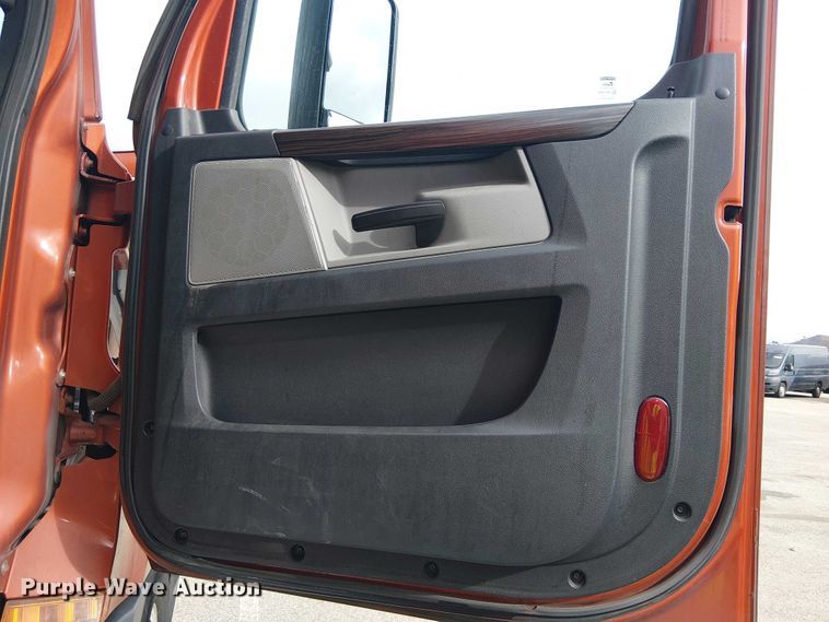 image for item YA1484 2020 Freightliner Cascadia semi truck