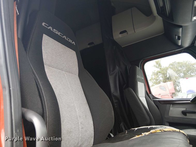 image for item YA1484 2020 Freightliner Cascadia semi truck