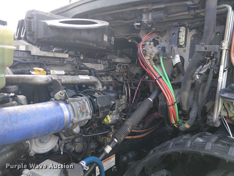 image for item YA1484 2020 Freightliner Cascadia semi truck