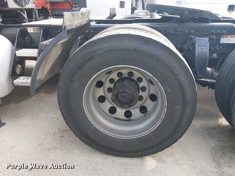 image for item YA1484 2020 Freightliner Cascadia semi truck