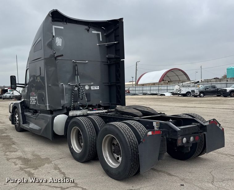 image for item YA1520 2022 Kenworth T680 semi truck