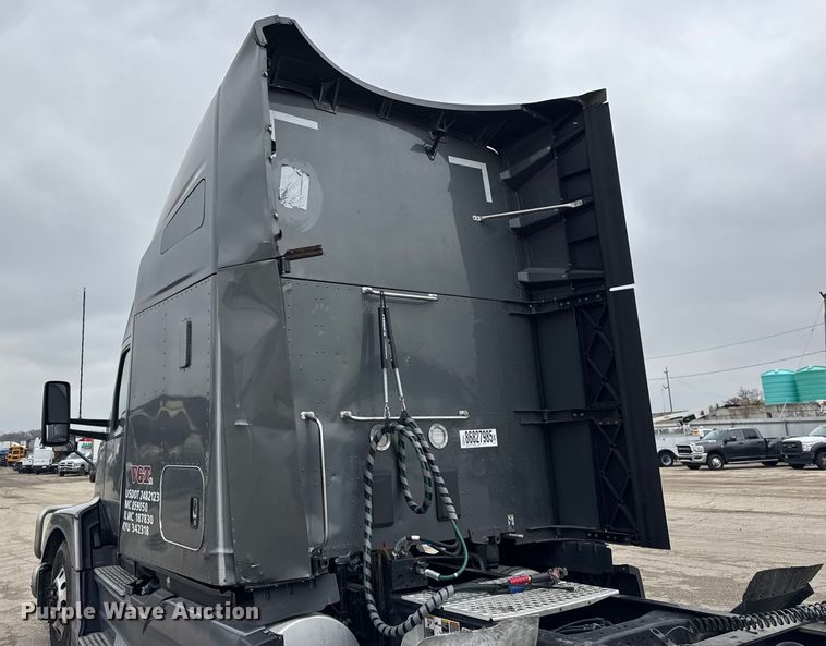 image for item YA1520 2022 Kenworth T680 semi truck