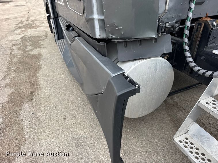 image for item YA1520 2022 Kenworth T680 semi truck