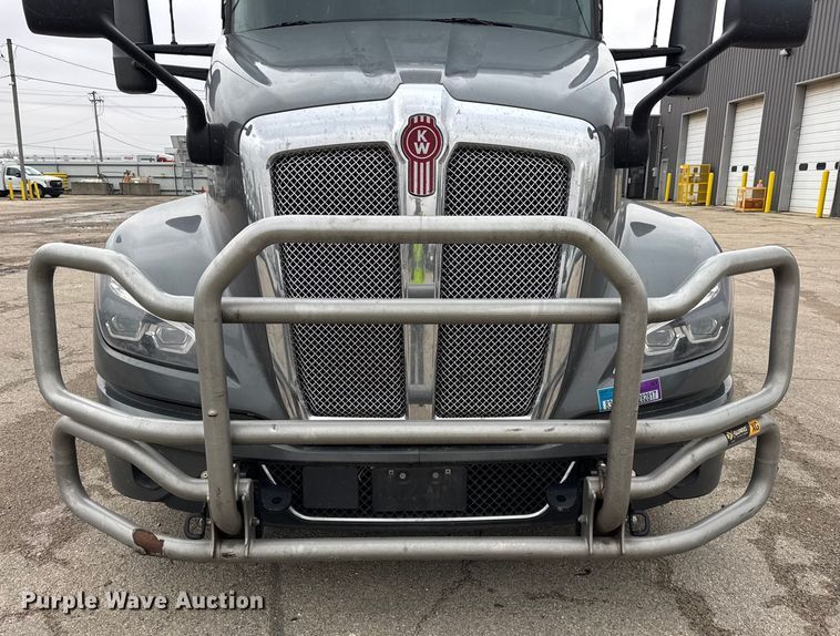 image for item YA1520 2022 Kenworth T680 semi truck