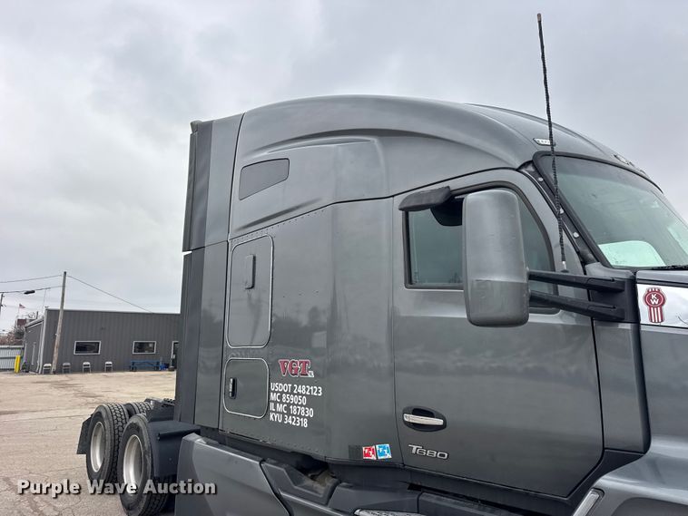 image for item YA1520 2022 Kenworth T680 semi truck