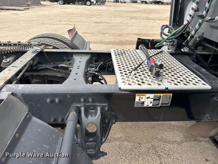 image for item YA1520 2022 Kenworth T680 semi truck