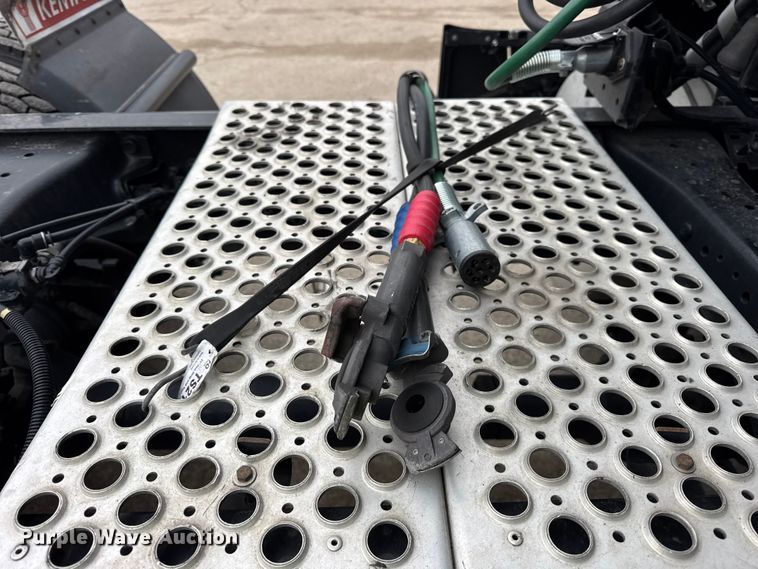 image for item YA1520 2022 Kenworth T680 semi truck