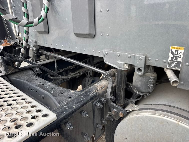 image for item YA1520 2022 Kenworth T680 semi truck