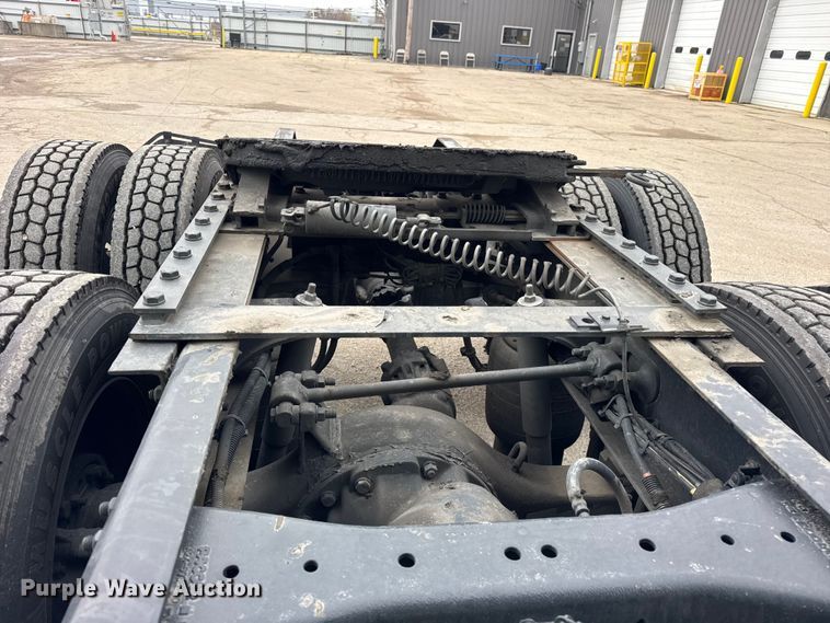 image for item YA1520 2022 Kenworth T680 semi truck