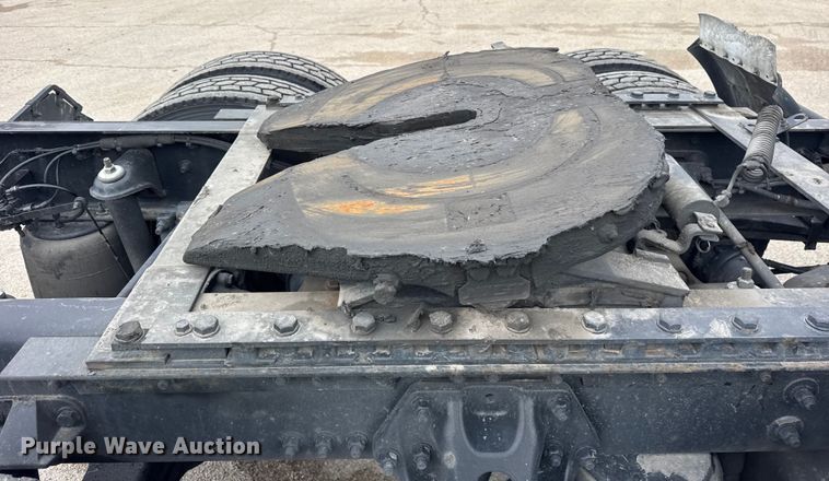 image for item YA1520 2022 Kenworth T680 semi truck