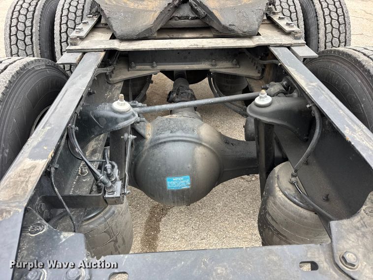 image for item YA1520 2022 Kenworth T680 semi truck