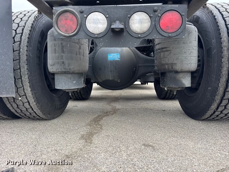 image for item YA1520 2022 Kenworth T680 semi truck