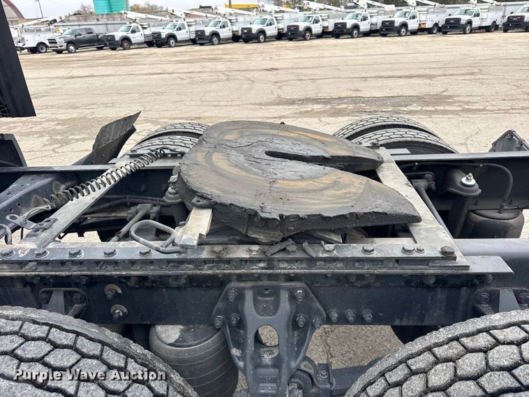 image for item YA1520 2022 Kenworth T680 semi truck