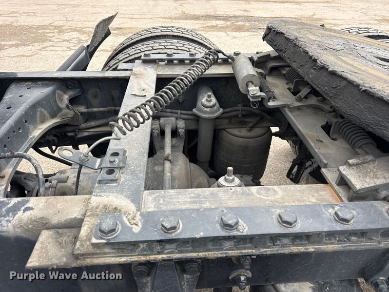 image for item YA1520 2022 Kenworth T680 semi truck