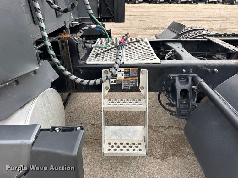 image for item YA1520 2022 Kenworth T680 semi truck