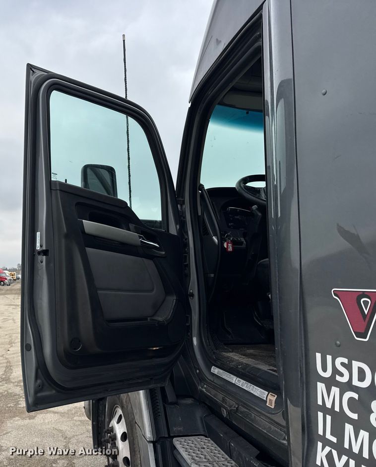 image for item YA1520 2022 Kenworth T680 semi truck