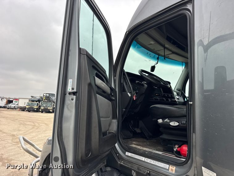 image for item YA1520 2022 Kenworth T680 semi truck