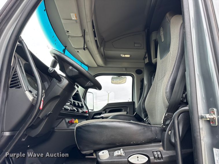 image for item YA1520 2022 Kenworth T680 semi truck