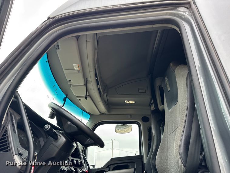 image for item YA1520 2022 Kenworth T680 semi truck