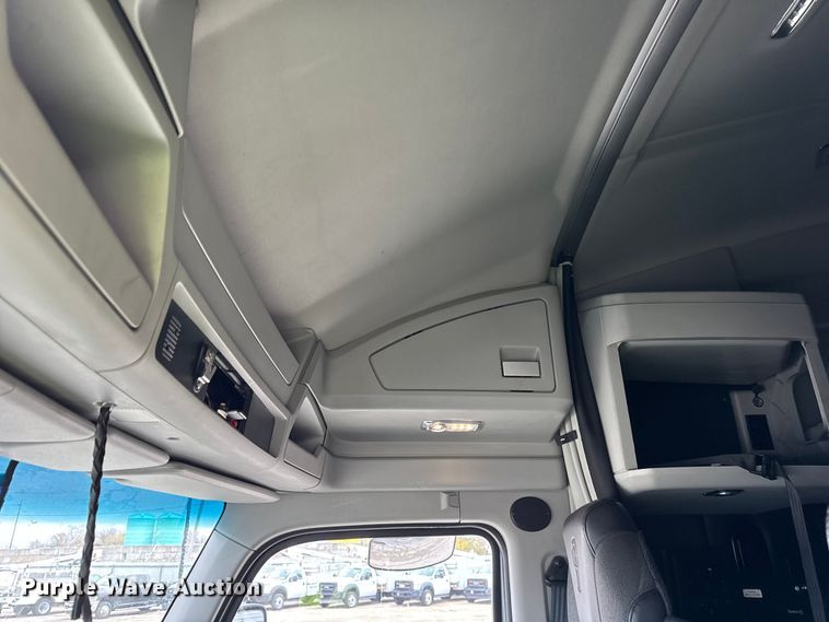 image for item YA1520 2022 Kenworth T680 semi truck