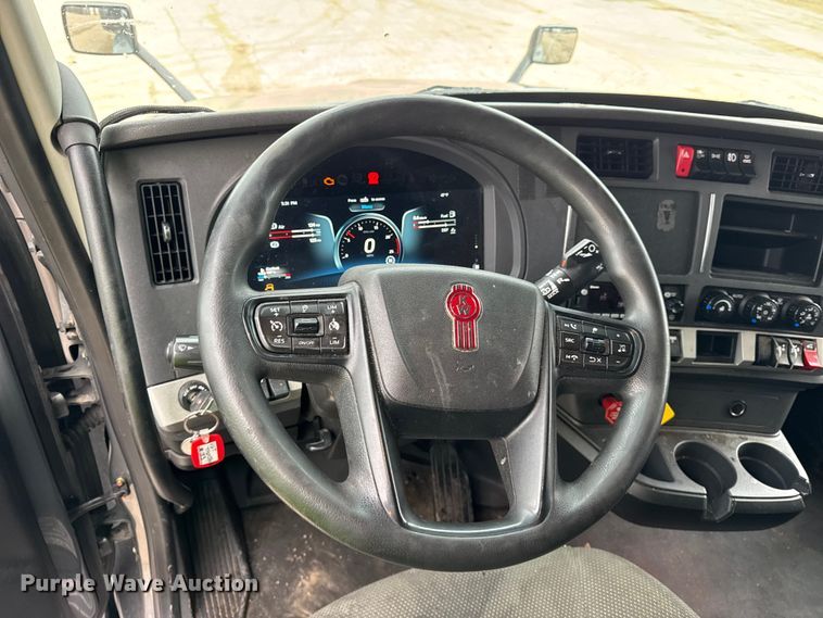 image for item YA1520 2022 Kenworth T680 semi truck