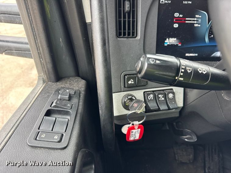 image for item YA1520 2022 Kenworth T680 semi truck