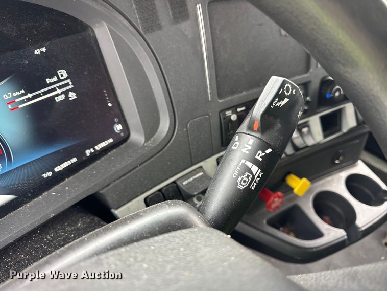 image for item YA1520 2022 Kenworth T680 semi truck