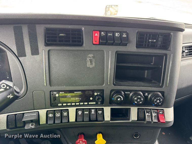 image for item YA1520 2022 Kenworth T680 semi truck