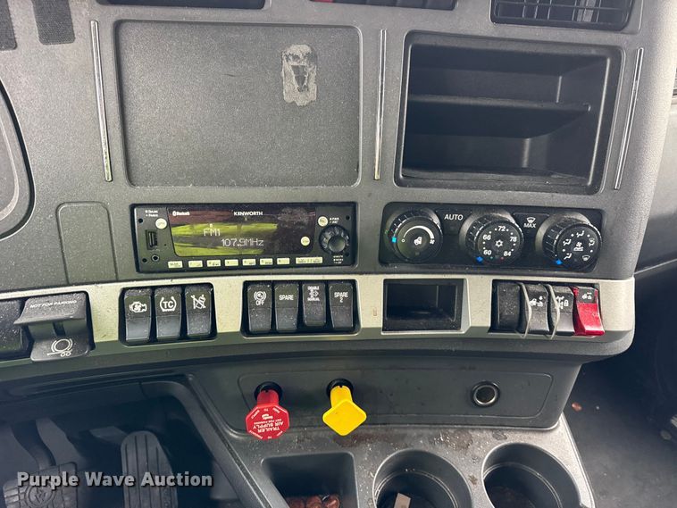 image for item YA1520 2022 Kenworth T680 semi truck