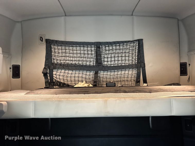 image for item YA1520 2022 Kenworth T680 semi truck