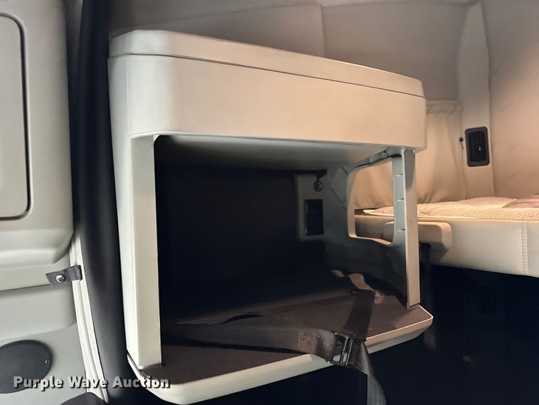 image for item YA1520 2022 Kenworth T680 semi truck