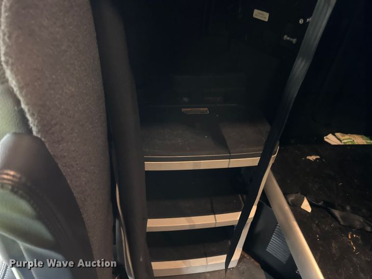 image for item YA1520 2022 Kenworth T680 semi truck