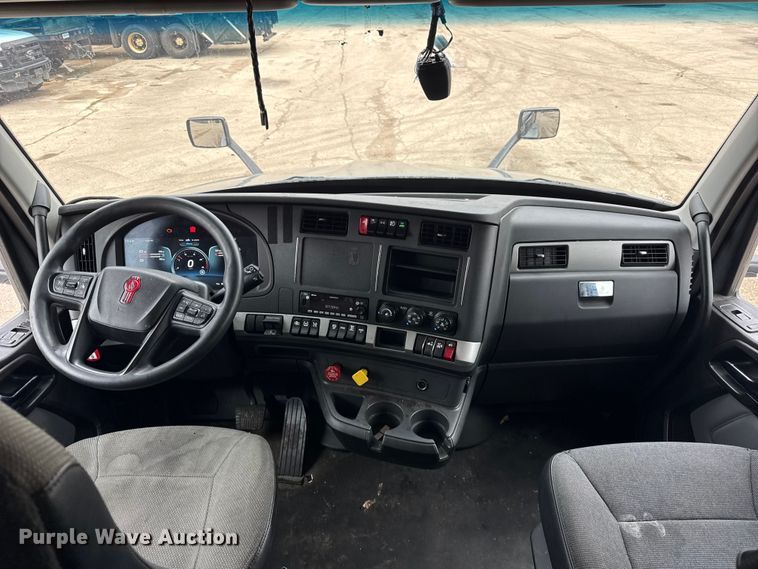 image for item YA1520 2022 Kenworth T680 semi truck