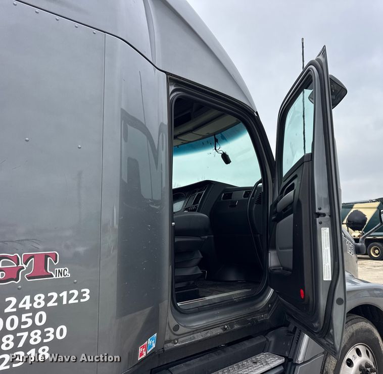 image for item YA1520 2022 Kenworth T680 semi truck