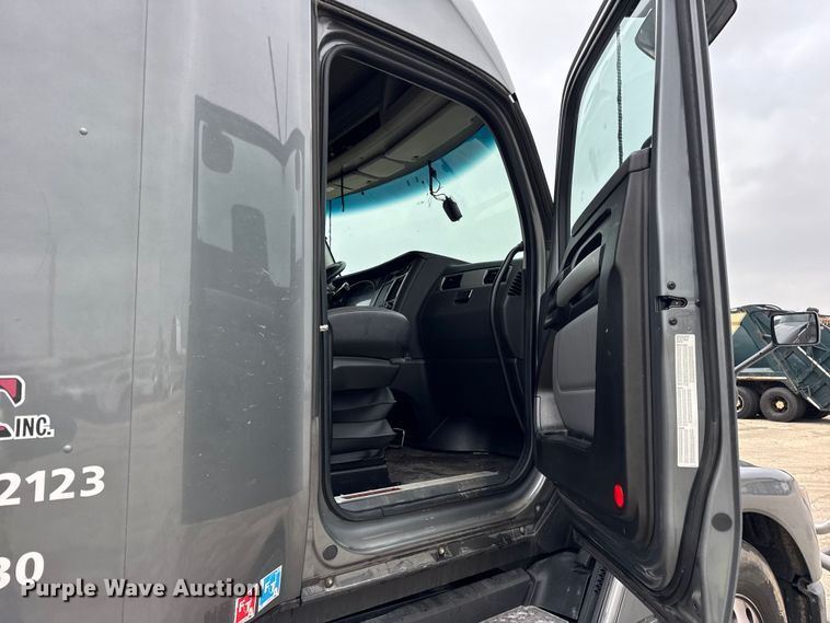 image for item YA1520 2022 Kenworth T680 semi truck
